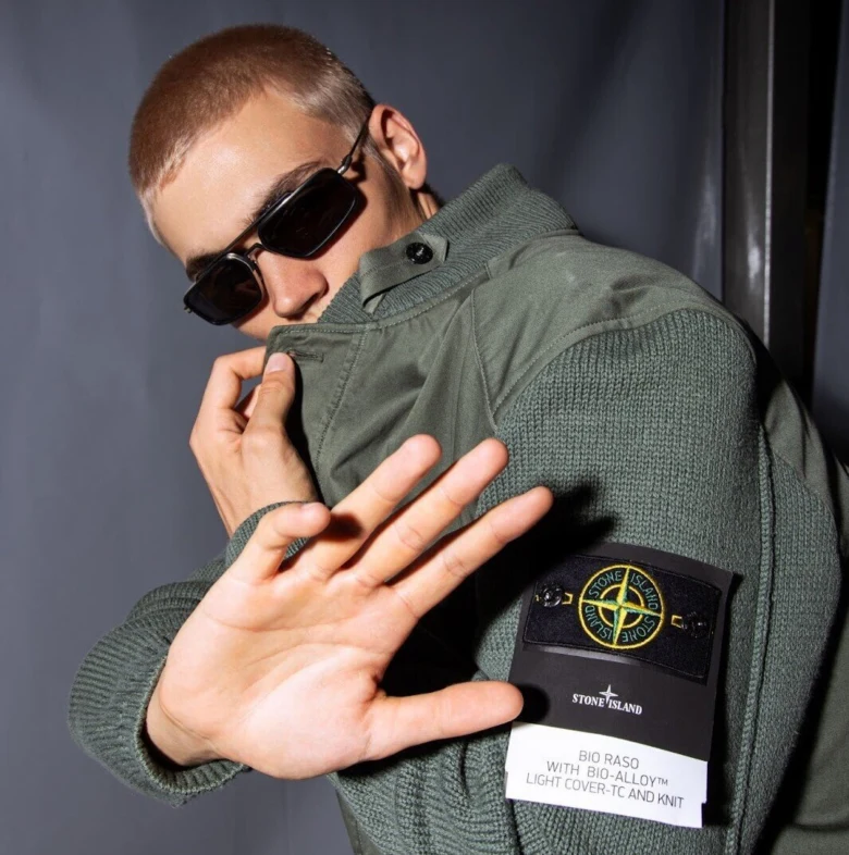 Модель у куртці Stone Island на фоні