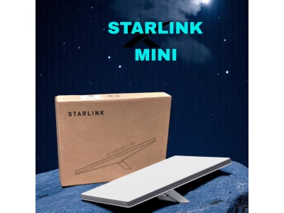 Коробка та антена супутникового інтернету Starlink Mini на фоні нічного неба.