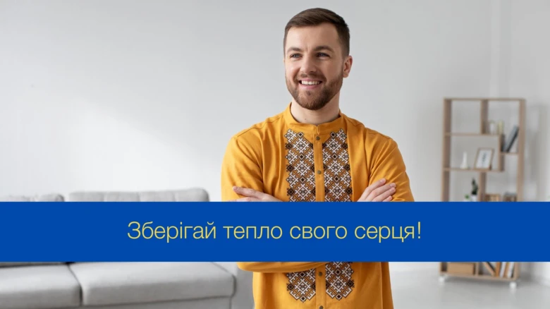 Чоловік у вишиванці з привітанням українською мовою.