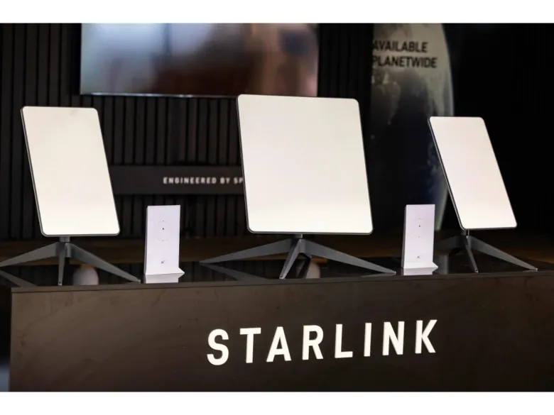 Три супутникові антени Starlink на виставці