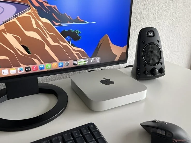 Робоче місце з комп'ютером Apple та монітором.