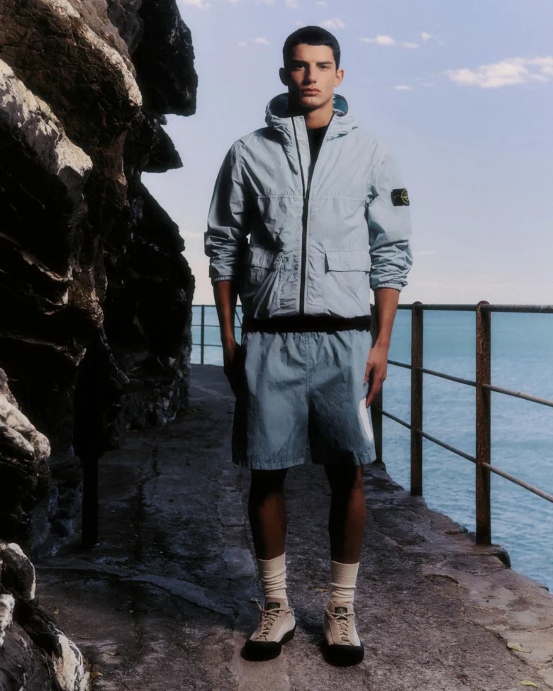 Модель у одязі Stone Island на кам'яному узбережжі