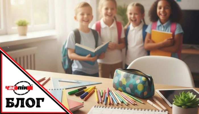 Діти в класі з зошитами та канцелярськими приладдями.
