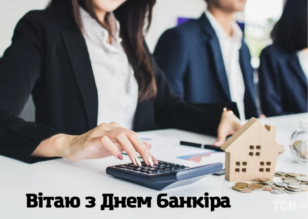 Жінка-банкір рахує гроші з калькулятором та моделлю будинку.