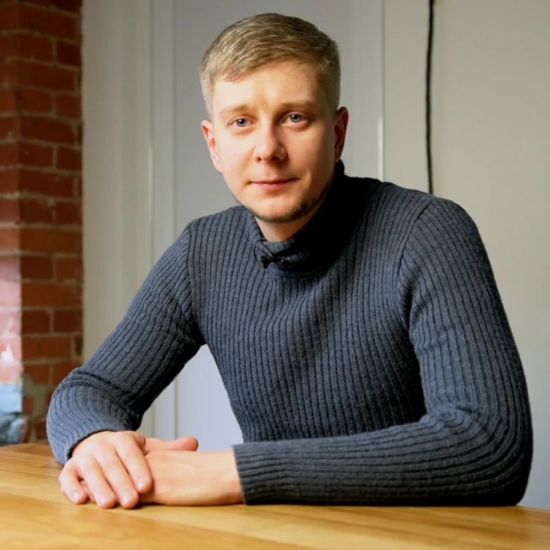 Чоловік за столом під час розмови про старт мобільних додатків