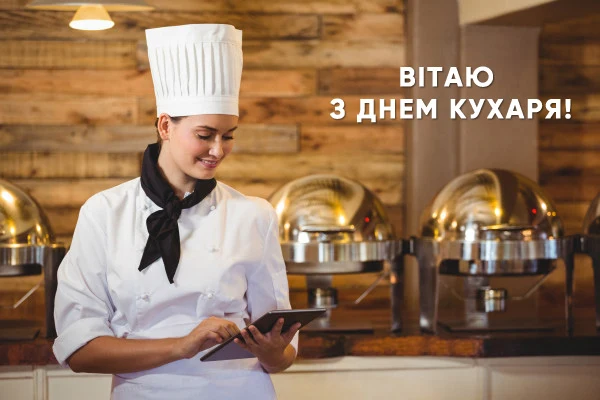 Кухарка з планшетом на фоні кухонного обладнання